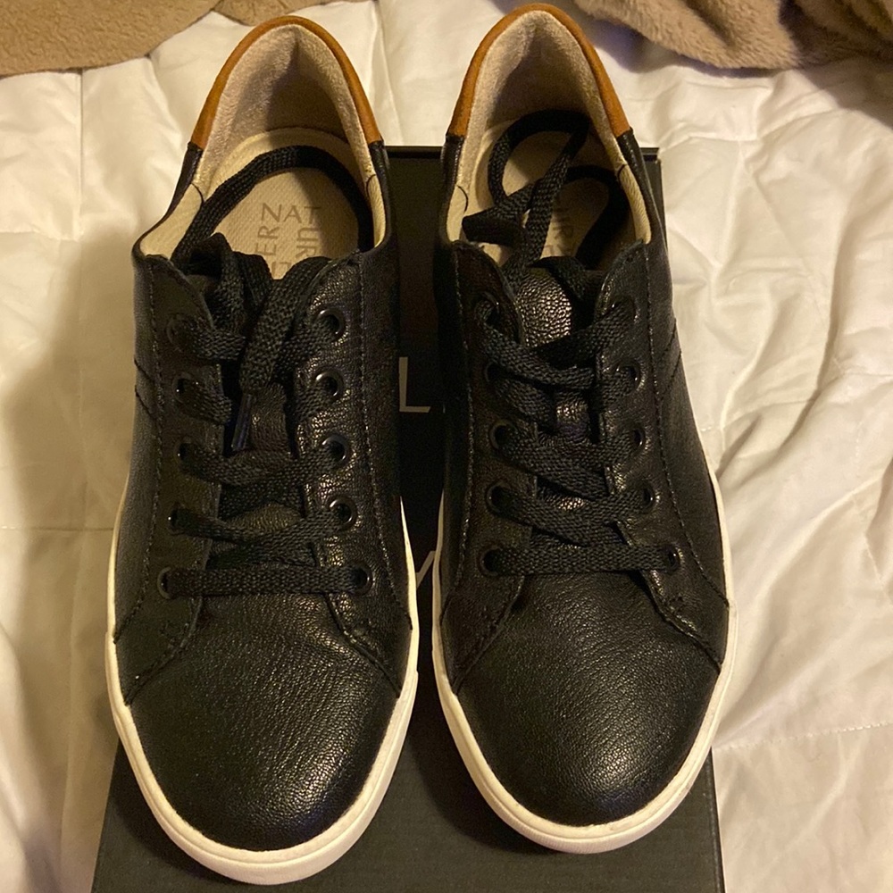 naturalizer size 8 1/2 Morrison lace up leather sneaker. suede on back of heel.